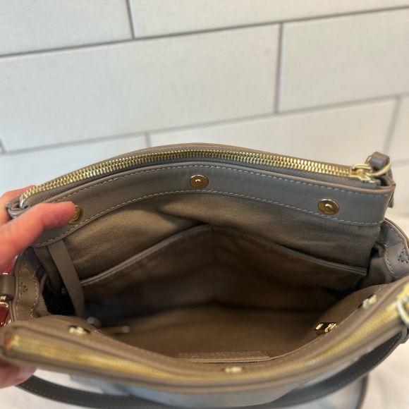 Quince Italian leather triple compartment handbag, detachable straps. Taupe/mink - Picture 5 of 9